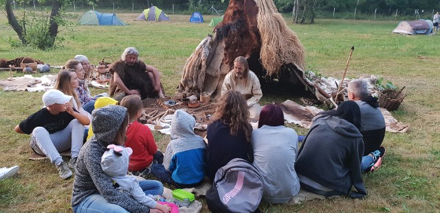 Opowieści o życiu człowieka neandertalskiego zafascynowały gości pierwszej edycji „Nocy w Raju”. W piątek znów będzie można posłuchać tej arcyciekawej historii.