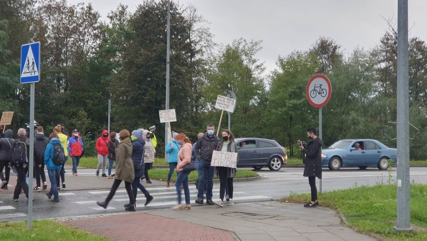 Stary Sącz. Mieszkańcy Doliny Popradu zablokowali rondo. Protestują przeciwko budowie obwodnicy tranzytowej pod ich domami [ZDJĘCIA]