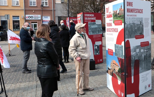 Plenerową wystawę IPN-u „Tu rodziła się Solidarność”  na grudziądzkim rynku będzie można oglądać do 14 kwietnia