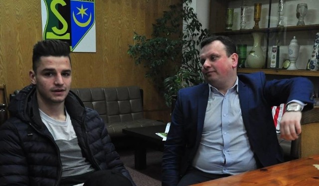 Jakub Wróbel (z lewej) w rozmowie z prezesem Siarki Dariuszem Dziedzicem na test powrotu tego zawodnika do tarnobrzeskiego klubu.