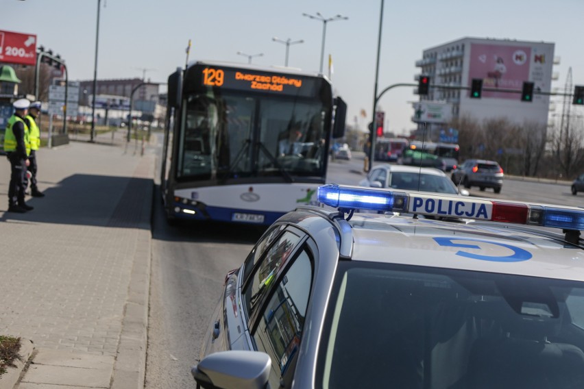 Krakowscy policjanci wspólnie z żołnierzami oraz strażnikami miejskimi kontrolują przestrzeganie nowych przepisów [ZDJĘCIA]