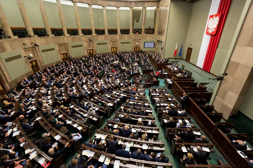 Sondaż: Niewielki spadek poparcia dla PiS. PSL poza Sejmem