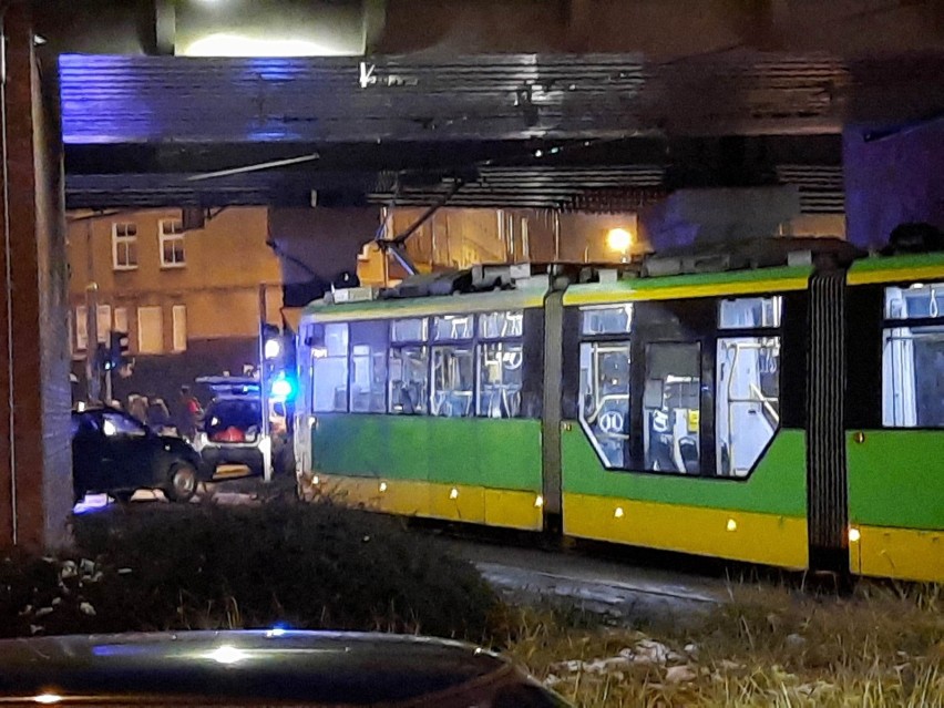 Samochód osobowy zderzył się z tramwajem linii nr 11.