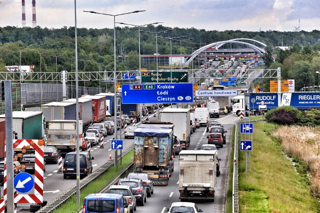 Autostrada A4 w Katowicach znalazła się w pierwszej piątce najbardziej obciążonych ruchem dróg w Polsce. Zobacz kolejne zdjęcia. Przesuwaj zdjęcia w prawo - naciśnij strzałkę lub przycisk NASTĘPNE