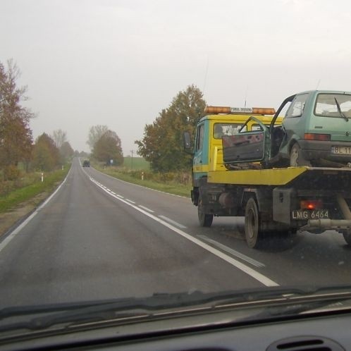 Jeden ze zniszczonych samochodów na lawecie