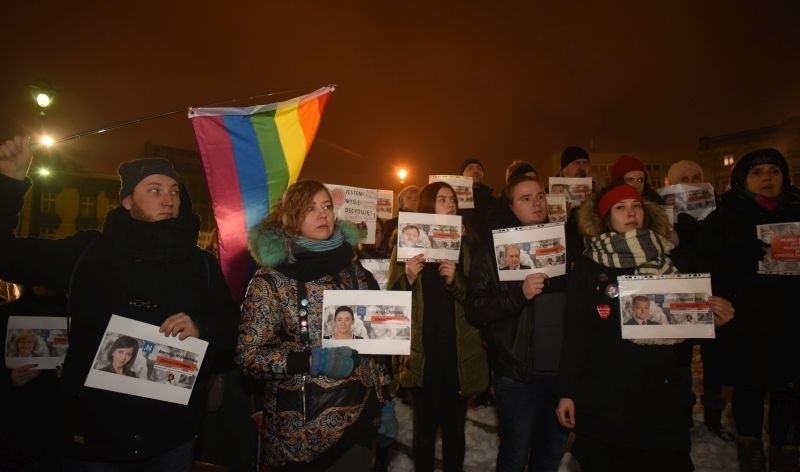 Manifestacja w obronie praw kobiet na Placu Wolności. Protest zgromadził około 500 osób [zdjęcia]