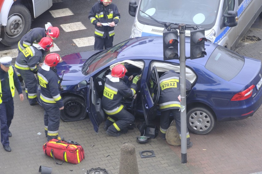 Wrocław: Groźny wypadek radiowozu. Ranny ważny urzędnik