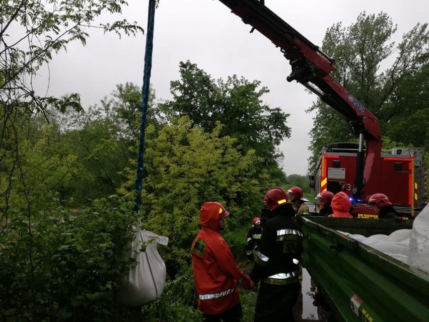 Powódź w Cieszynie: 1500 strażaków usuwa skutki podtopień. Burze z gradem i intensywnym deszczem zagrażają ludziom