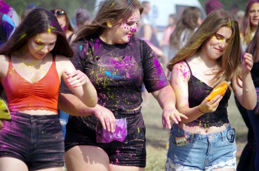 Bitwa na kolory! Holi Festival w Tarnobrzegu [ZDJĘCIA]  