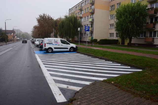 Na parkingu przy ulicy Krzywoustego pojawiło się nowe oznakowanie poziome w postaci ukośnych pasów. Jest to powierzchnia wyłączona z ruchu. Zatrzymywanie pojazdów w tych strefach jest zabronione.