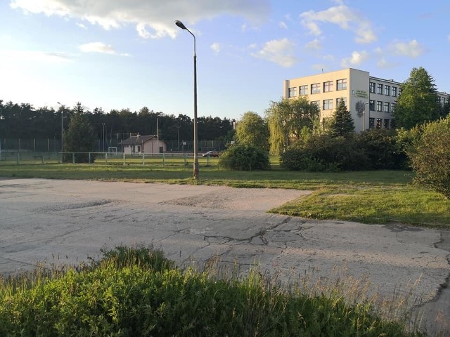 Tak wygląda obecny parking przy Zespole Szkół w Kozienicach. Jeśli gmina i powiat dojdą do porozumienia, może w tym miejscu powstać nowy.