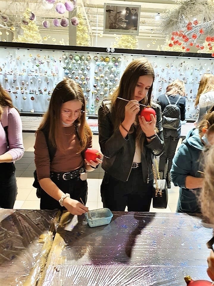 Uczniowie z Bałtowa robili własnoręcznie bombki. Odwiedzili muzeum w Nowej Dębie (ZDJĘCIA)