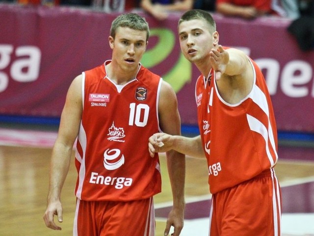 Jordan Hulls (z lewej) i Michał Jankowski. Lekcja taktyki. 