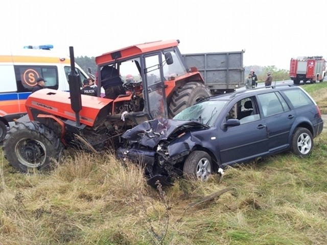 Do zderzenia golfa z traktorem doszło w sobotę około 9.30 na drodze koło Bukowca pod Międzyrzeczem. 