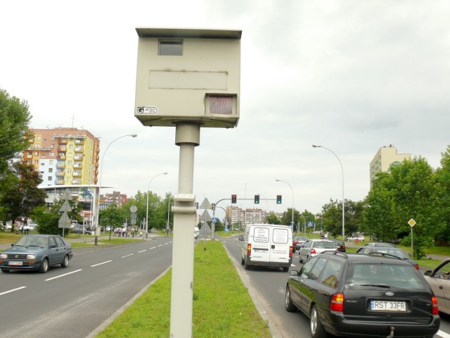 Skrzynka, w której można umieścić fotoradar na ulicy Komisji Edukacji Narodowej w Stalowej Woli.