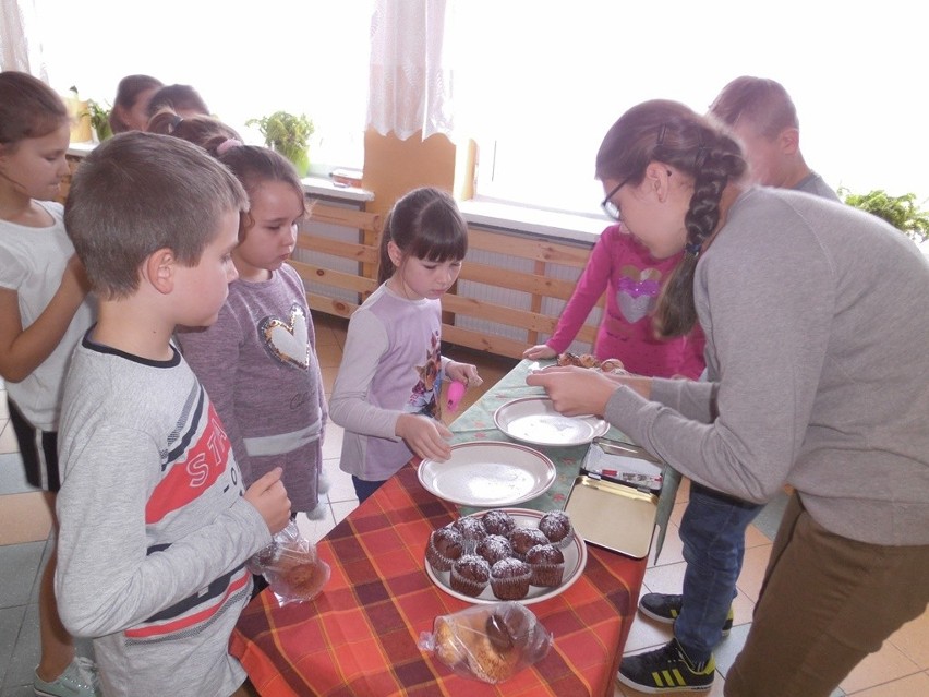 Uczniowie z Lubczy biorą udział w programie mającym na celu doposażenie szkolnego placu zabaw