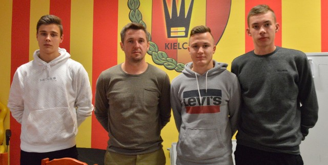 Od lewej Jakub Rybus, trener Paweł Czaja, Karol Turek i Igor Kośmicki z Korony Kielce w Centralnej Lidze juniorów do 18 lat.