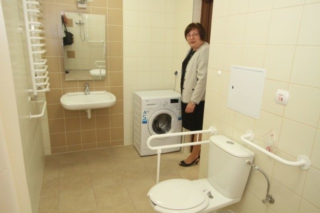Łazienka dla niepełnosprawnychDom Pomocy Społecznej imienia Jana Pawła w Kielcach zapewnia komfortowe warunki życia osobom starszym i niepełnosprawnym. W łazienkach zastosowano udogodnienia dla niepełnosprawnych.