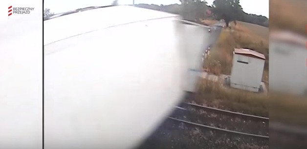 Czerwionka-Leszczyny: Pociąg uderzył w naczepę TIR-a WIDEO