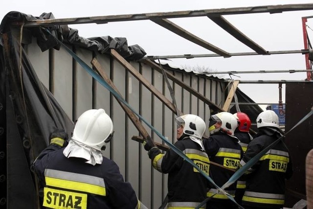 Wichura w Beskidach: Zerwane dachy, połamane drzewa