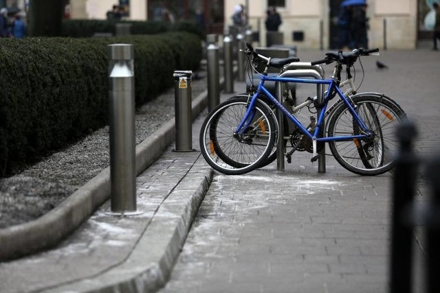 - Staramy się nie solić w pobliżu zieleńców i terenów zielonych - przekonują w MPO