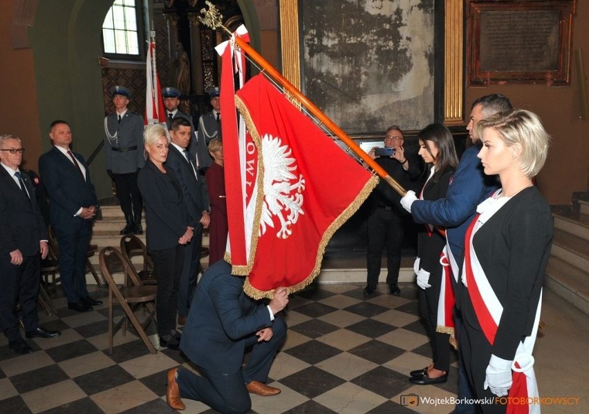 Uroczyste poświęcenie nowego sztandaru Powiatu Będzińskiego...