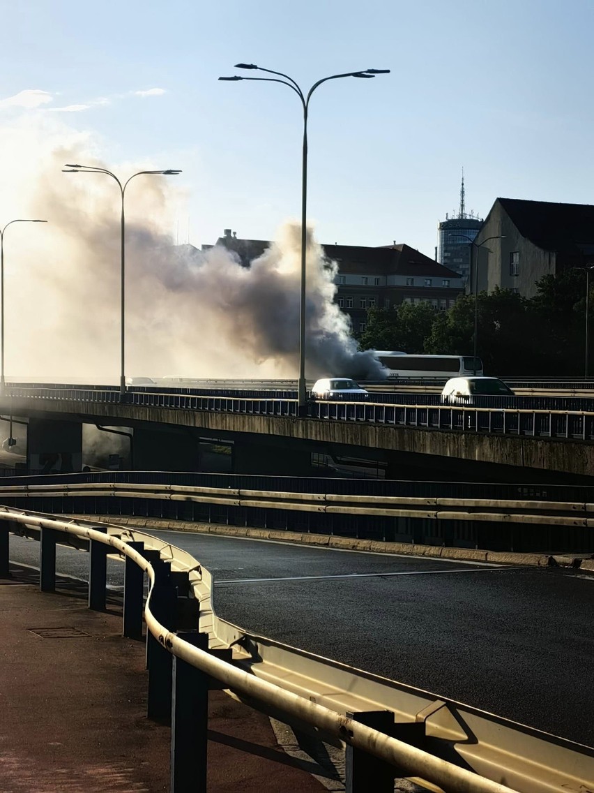 Pożar auta na Trasie Zamkowej. Kłęby dymu widoczne nad centrum Szczecina