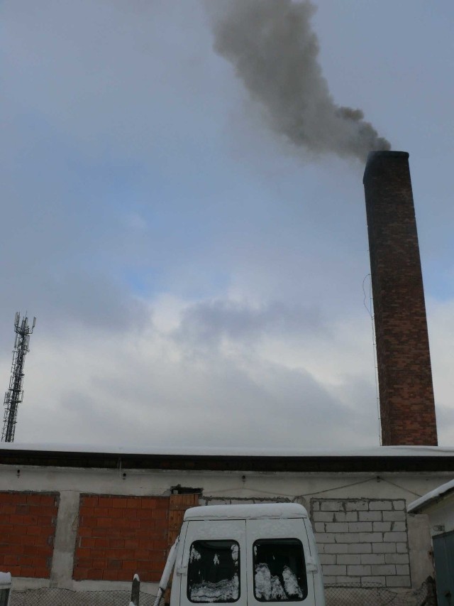 Podwórka mieszkańców zasypane są czarnymi odpadkami.