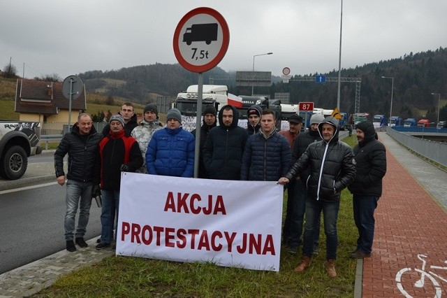 Właściciele sądeckich firm transportowych zorganizowali manifestację, żeby wymusić na polskim i słowackim rządzie otwarcie dla nich choćby jednego przejścia granicznego na Sądecczyźnie