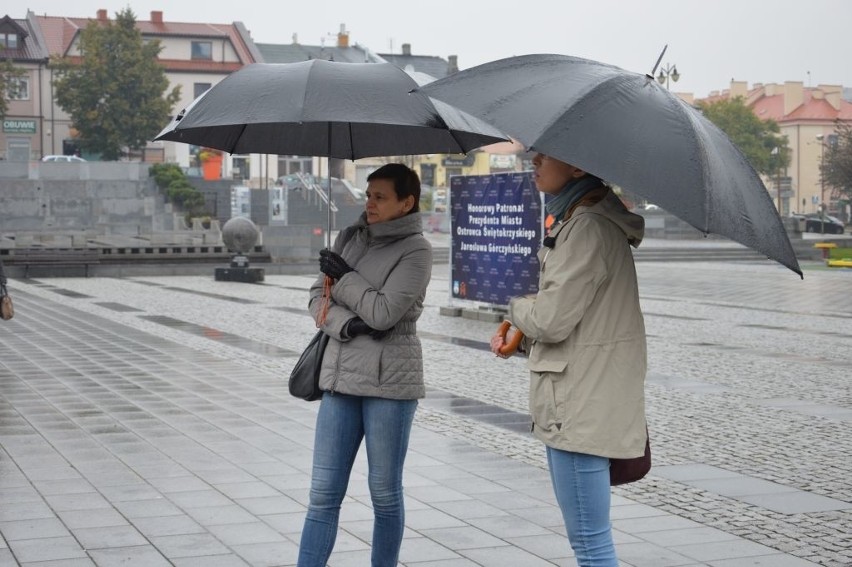 Deszczowy Czarny Wtorek na ostrowieckim Rynku