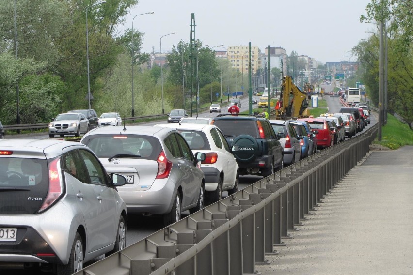 Obrazek z zatłoczonej z powodu remontu torowiska ulicy...