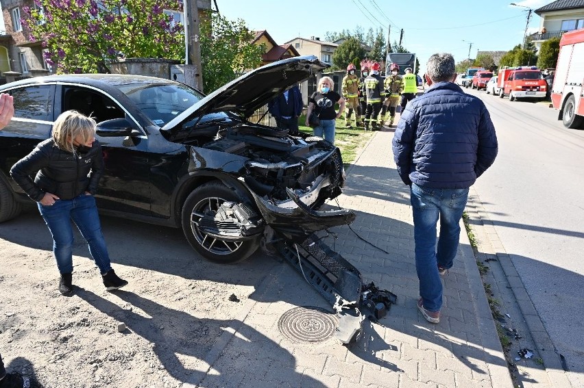 Wypadek w Mójczy. Potrójna kraksa z udziałem luksusowych samochodów - bmw, mercedesa i seata, jedna osoba w szpitalu