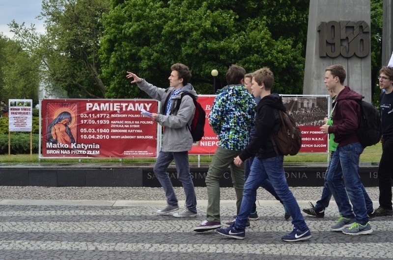 Instalacje z plakatami znajdujące się przy pomniku...