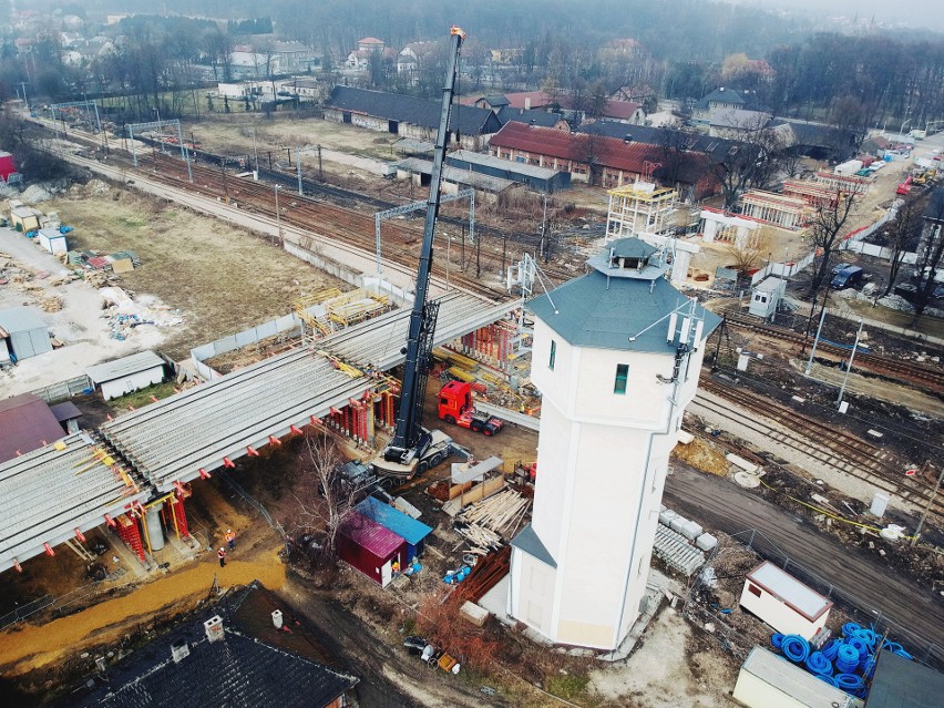 Budowa wiaduktu drogowego nad linią kolejową w Krzeszowicach