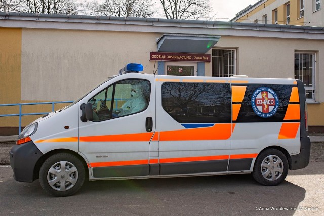 Mieszkańca gminy Radzanów do szpitala w Radomiu przywieziono karetką pogotowia w poniedziałek rano. Jest leczony na oddziale zakaźnym.