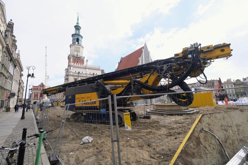 Trwa przebudowa Starego Rynku w Poznaniu. Na płytę wjechał...