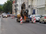 Na remontowanej ul. Piłsudskiego w Koszalinie drogowcy zaczęli kruszyć... nowy asfalt