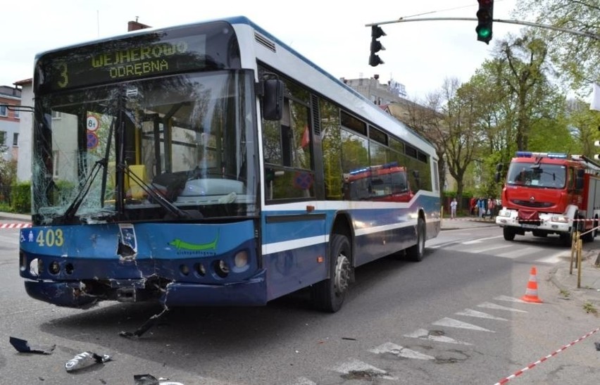 W Wejherowie autobus zderzył się z samochodem osobowym.