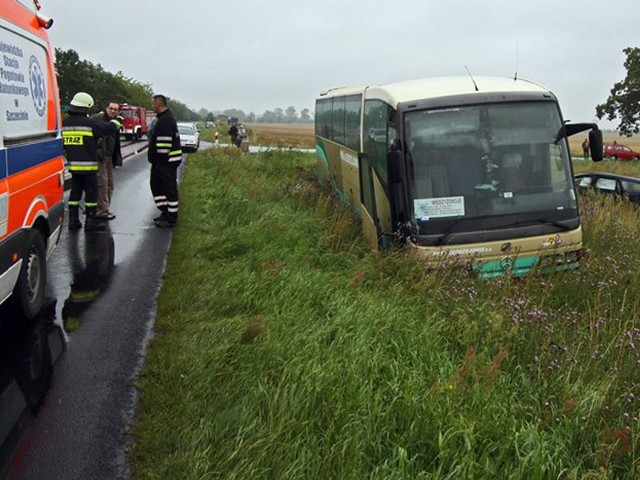Na trasie Kołobrzeg- Białogard autobus zderzył się z fordem focusem.