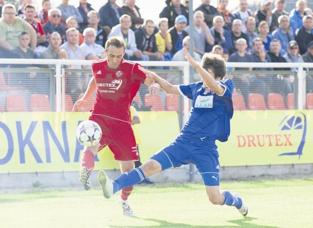 Mariusz Kryszak (przy piłce) grał w Grudziądzu i wie, co może się zdarzyć na tamtejszym stadionie.