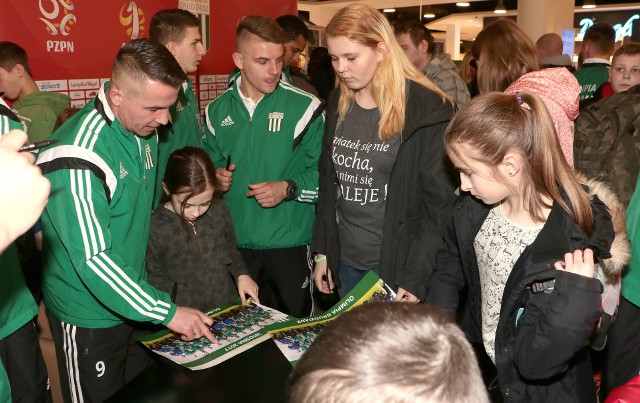 Tak było podczas ostatniego spotkania piłkarzy Olimpii Grudziądz ze swoimi kibicami, przed startem rundy wiosennej poprzedniego sezonu. Na zdjęciu Marcin Kaczmarek oraz Kamil Kurowski w towarzystwie wiernych fanów pierwszoligowej drużyny z Piłsudskiego