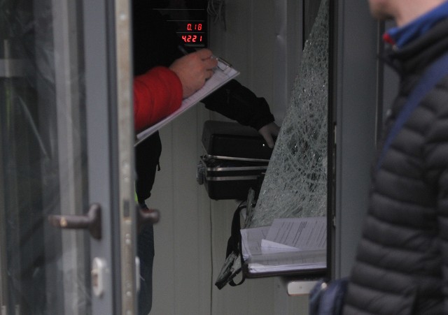 O napadzie na kantor w Słubicach poinformowali nas Czytelnicy. Na miejsce pojechał nasz reporter. Faktycznie jeden z kantorów przy ul. Transportowej jest zamknięty, na miejscu są policjanci. Kantor, w którym doszło do napadu, położony jest  w sąsiedztwie stacji paliw przy ul. Transportowej.Z nieoficjalnych informacji wynika , że kasjerce pracującej w kantorze nic się nie stało. Nie wiadomo, jaką ilość gotówkę skradli rabusie. Wiadomo natomiast, że było ich trzech. Udało nam się zajrzeć do obrabowanego kantoru, w którym pracują policyjni technicy. Na podłodze leży dużo rozbitego szkła i porozrzucane paragony. Zupełnie rozbite też jest szyba oddzielająca kasjerkę od klientów.Nieoficjalnie udało nam się dowiedzieć, że napastnicy podeszli do kantoru od tyłu, tak aby nie było ich widać i użyli młotka i łomu, aby rozbić szybę i dostać się do pieniędzy.Te informacje potwierdza nam asp. Magdalena Jankowska, rzeczniczka słubickiej policji. - W nocy, ok. godz. 3, doszło do kradzieży z włamaniem. Sprawcy dostali się siłą do wnętrza kantoru. W chwili napadu kantor był czynny, na szczęście kasjerce nic się nie stało - informuje M. Jankowska. - Trwają czynności, mające na celu ustalenie sprawców napadu. Policjanci pracują na miejscu pod nadzorem prokuratora - dodała.Przypomnijmy to już trzeci napad na kantor przy ul. Transportowej w Słubicach w ostatnich tygodniach. W jednym przypadku napastnik wystraszył się i nie zabrał gotówki. Wszystkie trzy kantory oddalone są od siebie o kilkaset metrów. I we wszystkich trzech przypadkach (to nieoficjalne informacje) schemat działania sprawców był bardzo podobny. Do pierwszego w tym roku napadu doszło w nocy z 21 na 22 stycznia. Nieznani do tej pory sprawcy włamali się do pomieszczenia, w którym była gotówka i ukradli pieniądze. Wówczas o sprawie również poinformował nas Czytelnik ze Słubic. Pisaliśmy o tym w materiale:  Napad na kantor w Słubicach. Dwóch sprawców ukradło gotówkę. Na szczęście kasjerce nic się nie stało Próba napadu miała miejsce też 17 lutego. Wtedy napastnik uciekł, gdy pracownik kantoru uruchomił alarm. Można o tym przeczytać w materiale: Napad na kantor przy ul. Transportowej w Słubicach. Sprawca uciekł, szuka go policjaUl. Transportowa w Słubicach to droga wylotowa ze Słubic z kierunku Świecka. Kantory, działające przy tej trasie, otwarte są najczęściej całą dobę.Autor: Jakub Pikulik, Urszula Baumann POLECAMY RÓWNIEŻBrak prądu w Lubuskiem. Sprawdź kiedy   i gdzie! W Lubuskiem wystawiono ponad 160 tysięcy mandatów. Za co? Te domy w Lubuskiem sprzedają „za grosze”Urlopy i premie po nowemu, przerwa na papierosa do odpracowania, nowe kategorie zatrudnionych. Takie zmiany szykują się w Kodeksie pracy