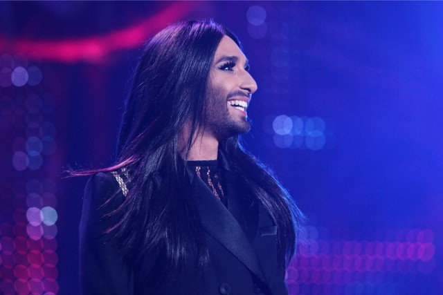 Pamiętacie uczestnika konkursu Eurowizji o pseudonimie Conchita Wurst? Kontrowersyjny brodaty artysta, a zarazem zwycięzca Konkursu Piosenki Eurowizji w 2014 roku przebrany w damskie ciuchy tym razem wygląda zupełnie inaczej. Jak wygląda dziś? Zobaczcie, na pewno będziecie zaskoczeni.KLIKNIJ DALEJ I ZOBACZ NAJNOWSZE ZDJĘCIA