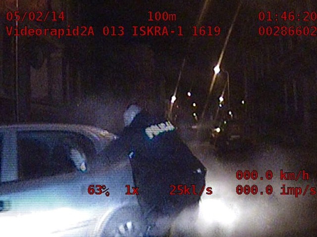 Pijany 19-latek próbował uciekać przed policją w środę w nocy. Rozbił auto uderzając w ścianę kamienicy.