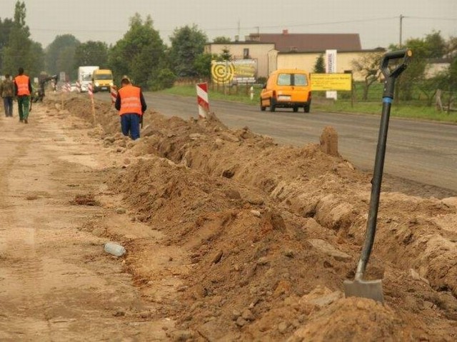 Do 20 lipca w Topolach ma być położony chodnik i trakt dla cyklistów