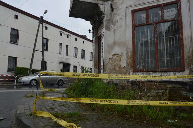 Zrujnowana kamienica stoi przy ruchliwym i bardzo wąskim skrzyżowaniu drogi krajowej z drogą do centrum wsi Twardawa. Na rozbiórkę przyjdzie ludziom poczekać do października.