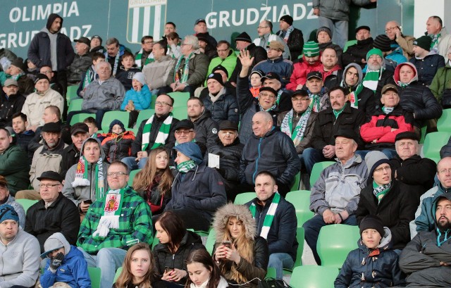 Wielka radość kibiców na stadionie w Grudziądzu gdzie miejscowa drużyna piłkarska 1 ligowej Olimpii pokonała Zagłębie Sosnowiec 3:1