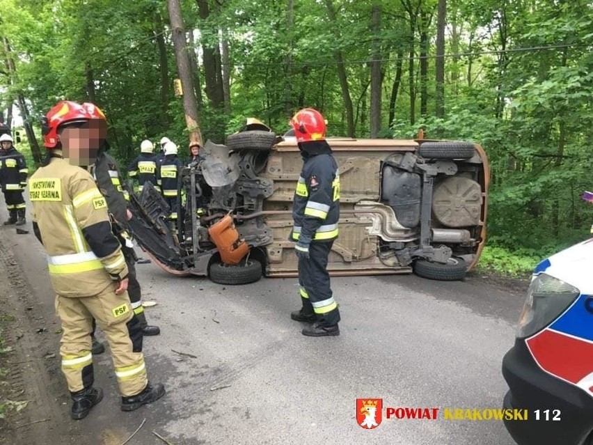 Wypadek w gminie Iwanowice. Dachowanie samochodu osobowego