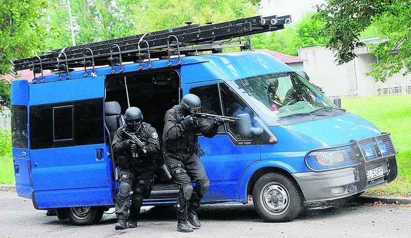 Policjanci wybiegli z samochodu z bronią gotową do strzału.