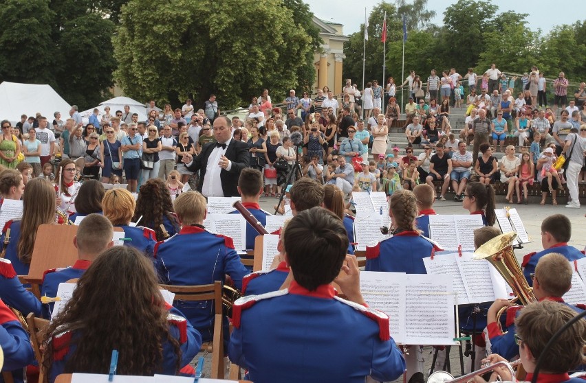 Koncert radomskiej orkiestry Grandioso na Placu Konstytucji bardzo podobał się widzom 